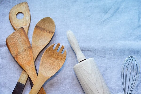 Quels sont les ustensiles et les appareils indispensables pour cuisiner ?